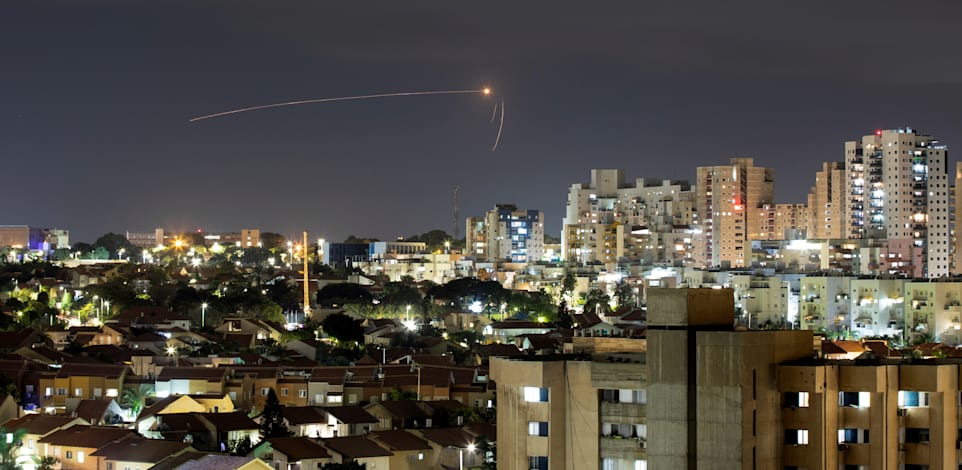 כיפת ברזל מיירטת רקטה ששוגרה מרצועת עזה לעבר ישראל מעל שמי אשקלון / צילום: Reuters, AMIR COHEN