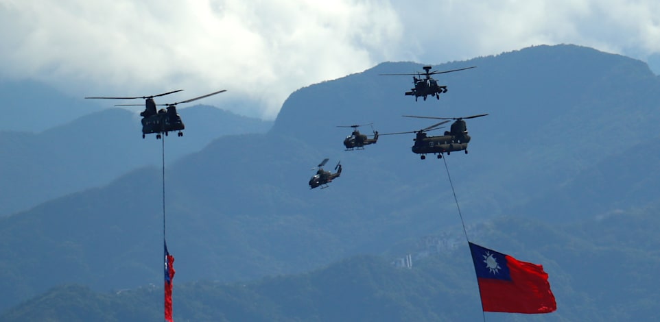 מסוקים צבאיים של טייוואן נושאים דגלים לאומיים ברקע המתיחות מול סין, בשבוע שעבר / צילום: Reuters, Ceng Shou Yi