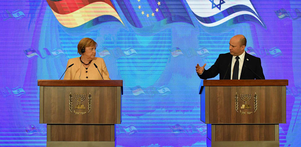 נפתלי בנט וקנצלרית גרמניה היוצאת, אנגלה מרקל / צילום: יואב דודקביץ', ידיעות אחרונות