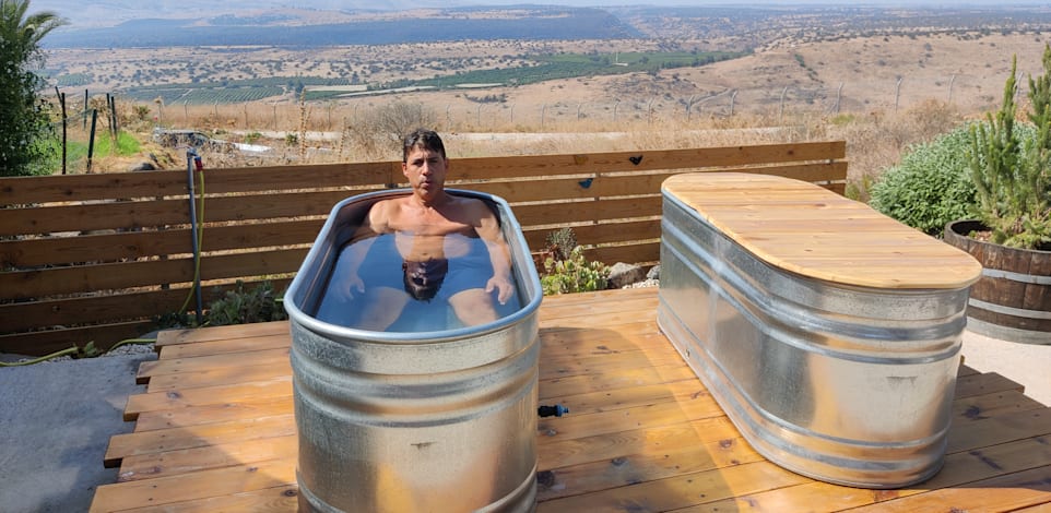 טבילה באמבט קרח במעלה גמלא / צילום: בר שלגי