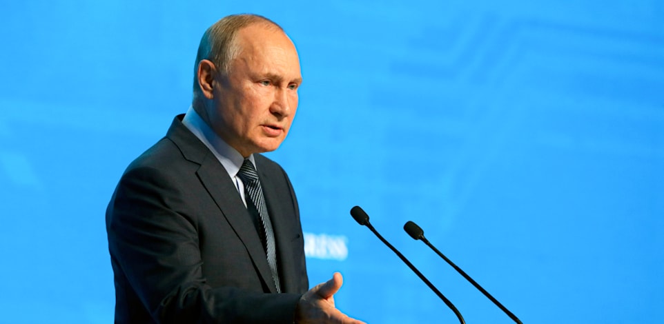 ולדימיר פוטין נואם במסגרת אירועי שבוע האנרגיה של רוסיה, אתמול / צילום: Associated Press, Mikhail Metzel, Sputnik, Kremlin Pool
