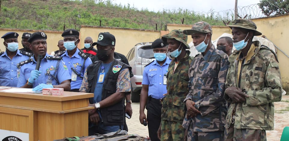 שוטרים ניגריים ושלושה חשודים (מימין) בחטיפת תלמידים במדינת המחוז קדונה / צילום: Associated Press, Gbemiga Olamikan