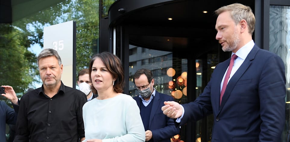 מימין: כרסיטאן לינדר, אנלנה ברבוק ורוברט האבק. האם יצליחו ליישב את המחלוקות ולהקים קואליציה? / צילום: Reuters, ANNEGRET HILSE