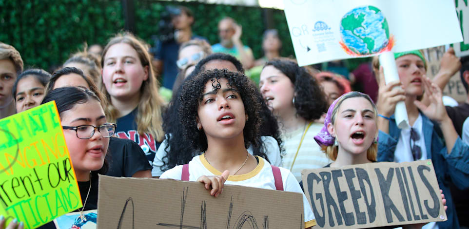 הפגנת צעירים מול בניין האומות המאוחדות בניו יורק / צילום: Associated Press, Mary Altaffer