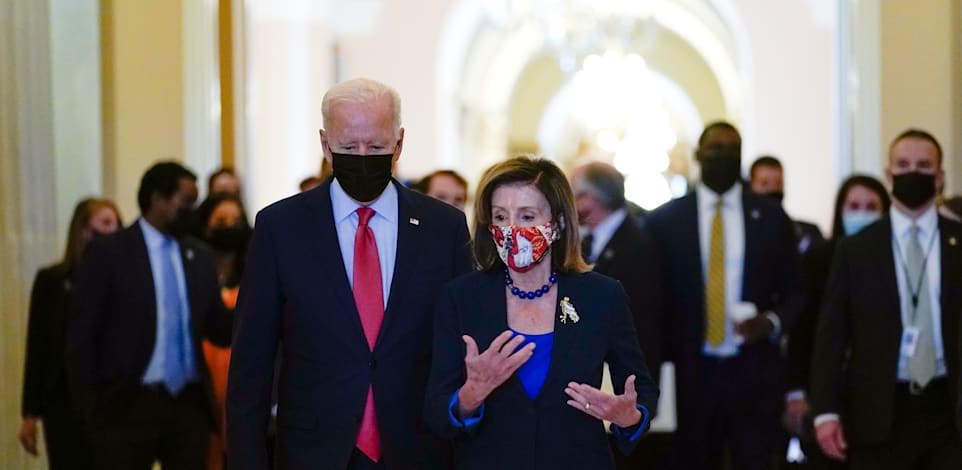 הנשיא ג'ו ביידן, ויו''ר בית הנבחרים הדמוקרטית, ננסי פלוסי, בגבעת הקפיטול / צילום: Associated Press, Susan Walsh