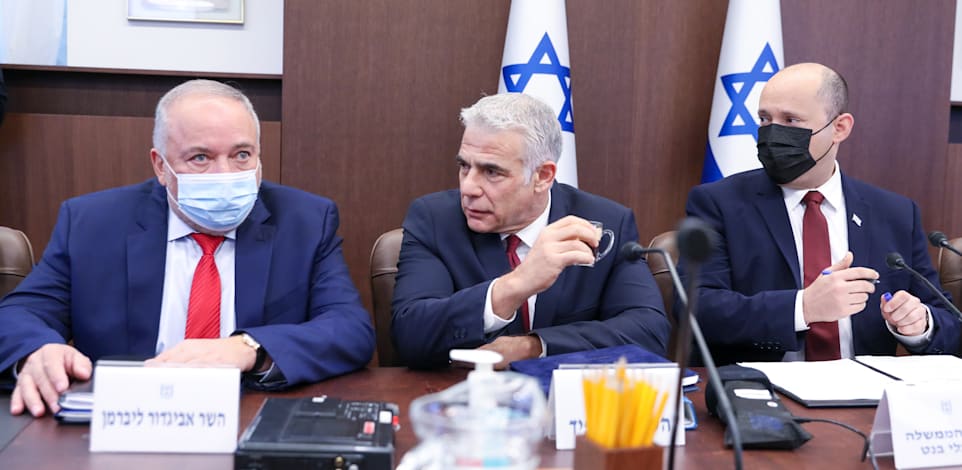אביגדור ליברמן יושב לצד יאיר לפיד ונפתלי בנט בפתח ישיבת הממשלה / צילום: מארק ישראל סלם - הג'רוזלם פוסט