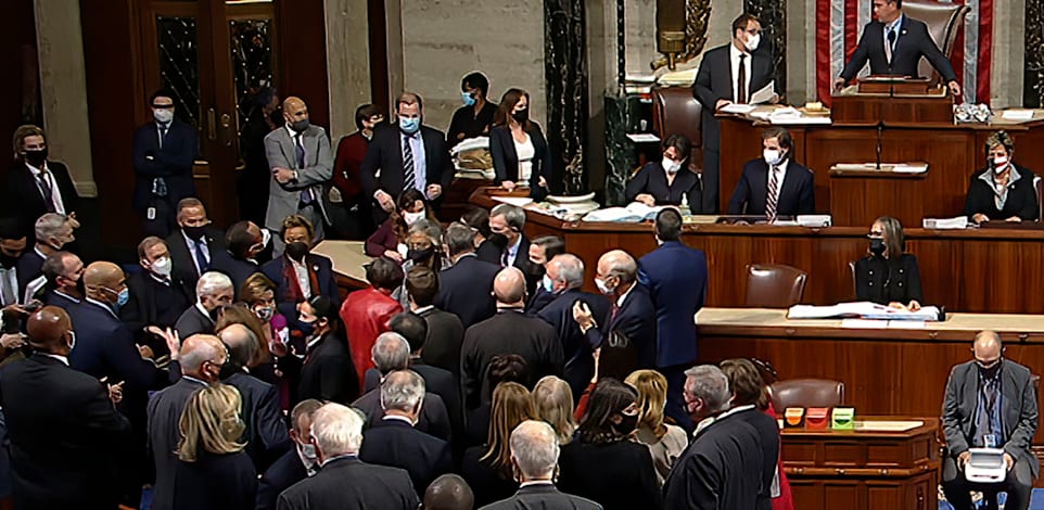 חברי בית הנבחרים לאחר שחוק התשתיות עבר, שבת / צילום: Associated Press, Alex Brandon
