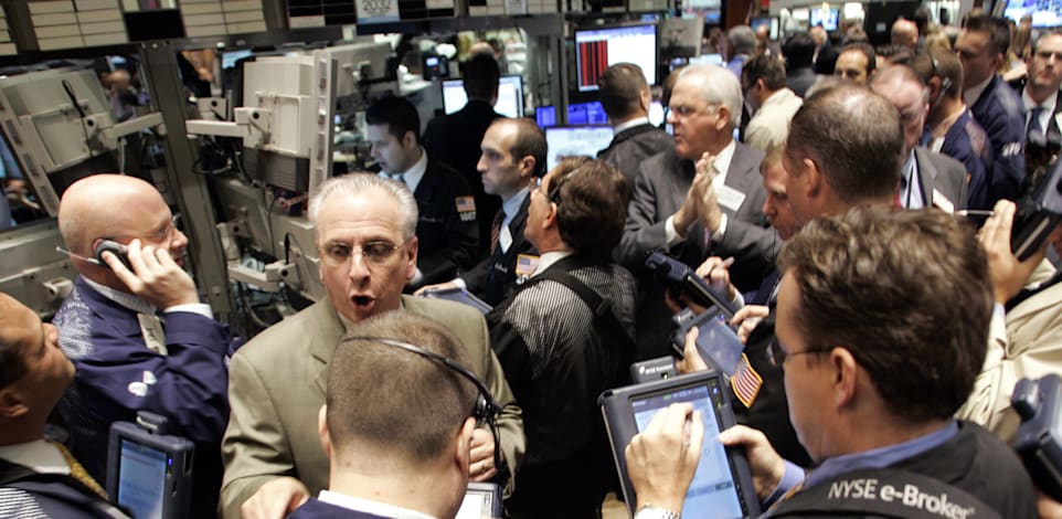 כאוס בעמדת הסחר של מניית Lehman Brothers שקרובים לפשיטת רגל, ספטמבר 2008 / צילום: Associated Press, David Karp