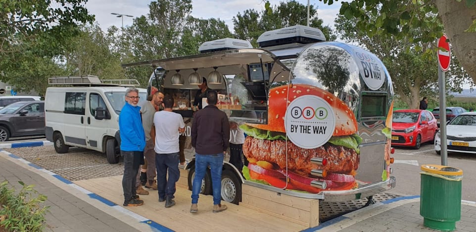 רשת פוד טראק'ס של רשת BBB בתחנות הדלק של דור אלון / צילום: אילן פנחס