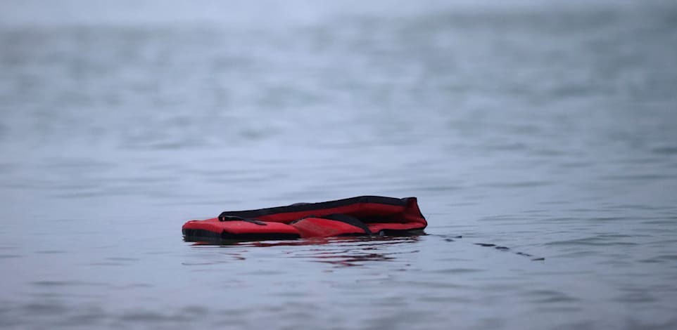 חגורת הצלה שנותרה באזור / צילום: Reuters, Gonzalo Fuentes