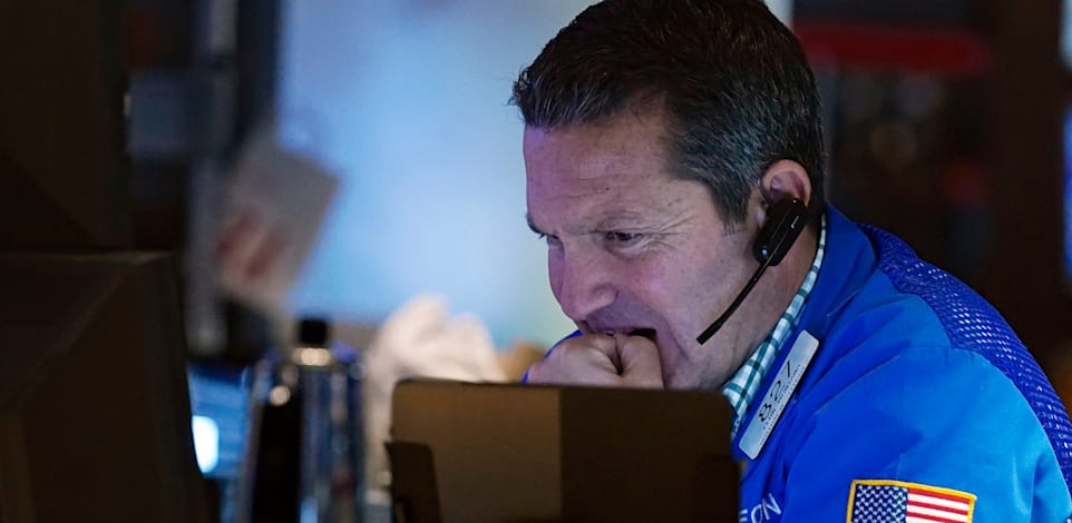 סוחר בבורסת ניו יורק ביום שישי האחרון / צילום: Associated Press, Richard Drew