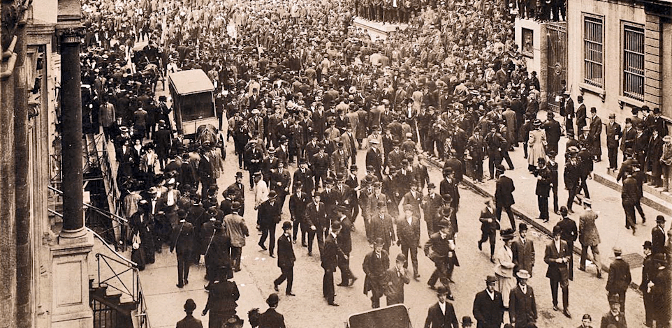 וול סטריט, ניו יורק, 1907. המונים מסתערים בבהלת הבנקים הגדולה / צילום: ויקיפדיה