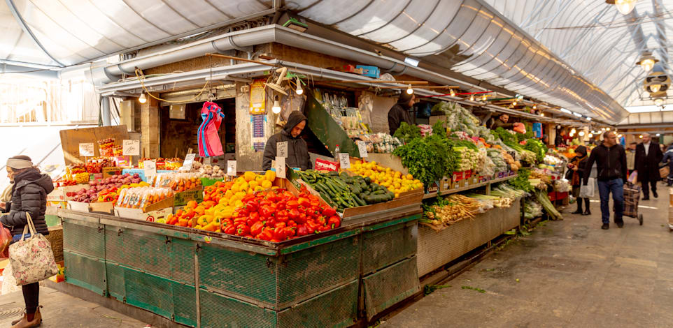 שוק מחנה יהודה. הצפי הוא ששטחי ההסעדה והבילוי ידחקו את השוק הקלאסי עד היעלמותו / צילום: Shutterstock