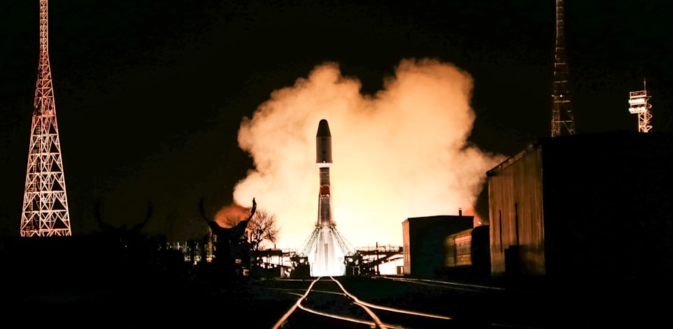 טיל Soyuz משוגר מתחנת החלל הרוסית / צילום: Associated Press, Roscosmos Space Agency Press