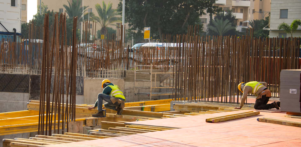 אתר בנייה. שיטת המדידה גורמת לחוסר כדאיות בשימוש בחומרי חיפוי קירות אחרים / צילום: Shutterstock