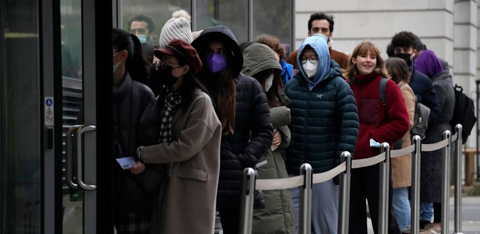 אנשים עומדים בתור לזריקת בוסטר, בלונדון בשבוע שעבר / צילום: Associated Press, Matt Dunham