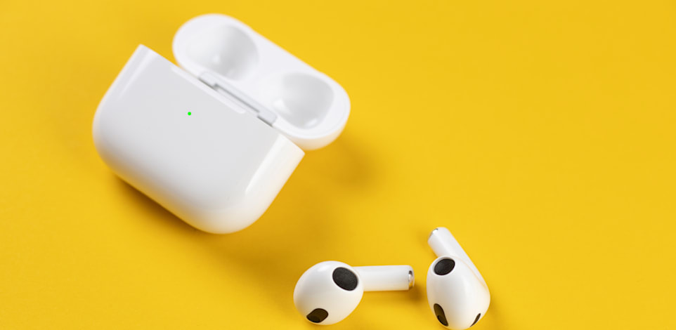 AirPods 3 / צילום: Shutterstock, Ivan_Shenets