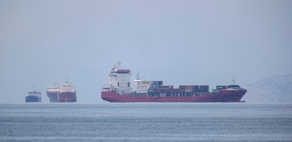 ספינות מטען בים. שיעור מתחסנים נמוך בקרב מלחים והגבלות קורונה במדינות רבות מקשים על החלפת צוותים בספינות / צילום: Associated Press, Petros Giannakouris