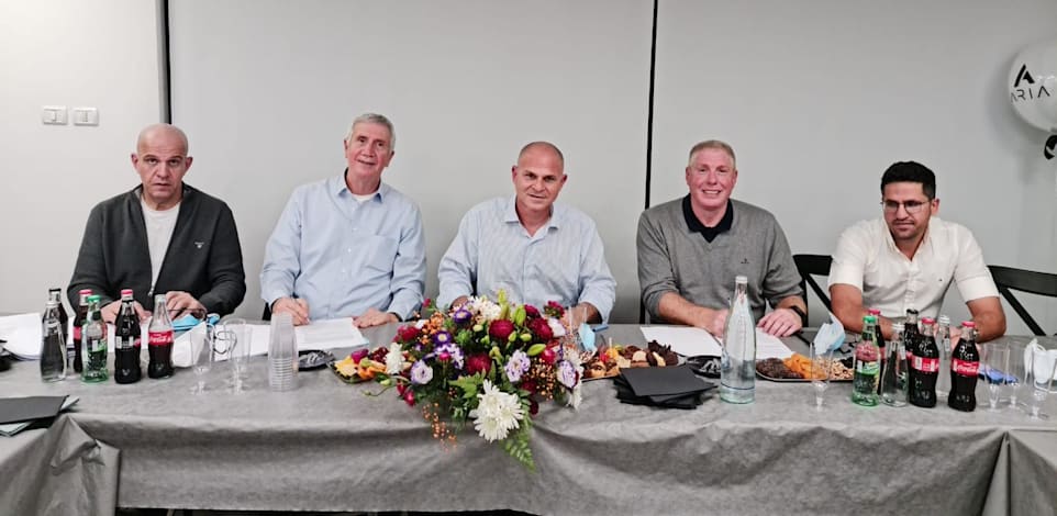 מימין לשמאל: דוד שרקא, סמנכ''ל תפעול קבוצת דניה, רונן גינזבורג, מנכ''ל קבוצת דניה, אריק שפיר, סיו״ר קבוצת לפידות קפיטל ויו''ר דירקטוריון קבוצת דניה, צביקה גיור, מנכ''ל ויו''ר ניופאן ושי דניאל, סמנכ''ל כספים, ניופאן / צילום: באדיבות דניה