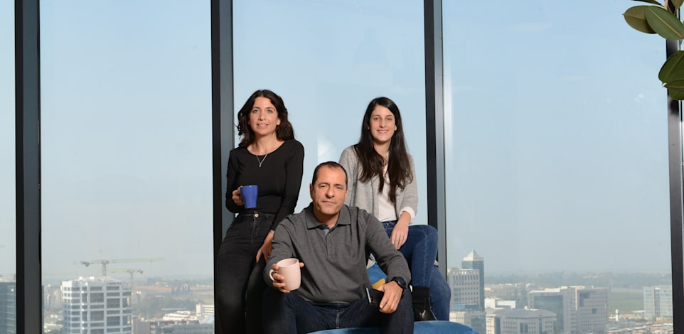 מימין: חלי גנופולסקי,  מוישיק אלפרט, רחלי אמיר. במשרדי הייטקזון / צילום: איל יצהר