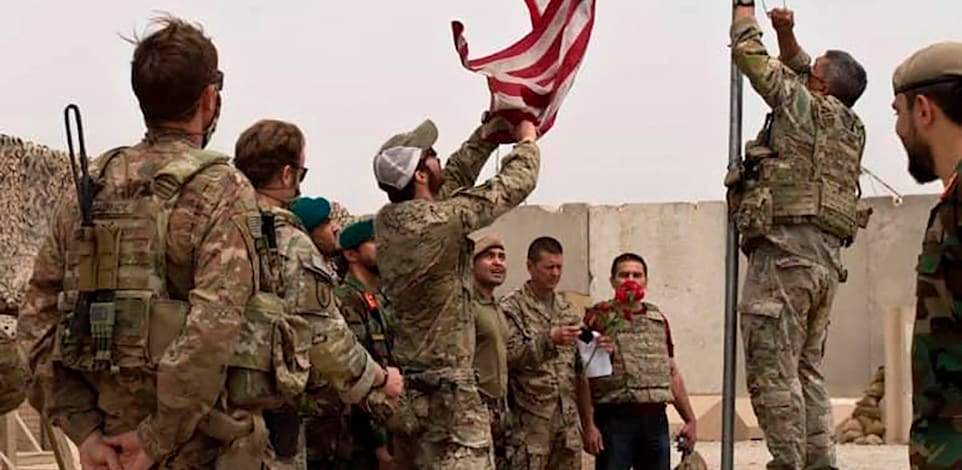 אחרי 20 שנה, חיילים אמריקאים מקפלים את דגל ארצות הברית במוצב באפגניסטן, מאי 2021 / צילום: Associated Press