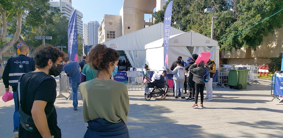 תור למתחם בדיקות קורונה. הגל הנוכחי, האומיקרון, הוא גל של הרפואה בקהילה / צילום: איל יצהר