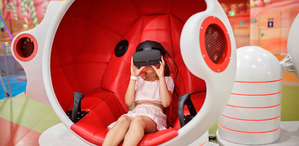 נערה צעירה עם משקפי VR של גוגל. לא רק לפנאי, אלא גם לפגישות עבודה / צילום: Shutterstock
