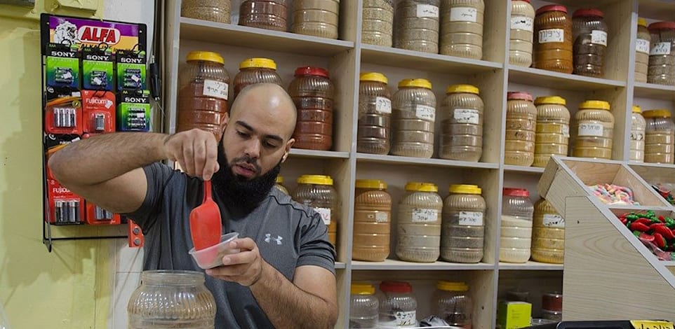 מוחמד בלבסי, בעל ''זעתר מרקט'' / צילום: ורד נבון