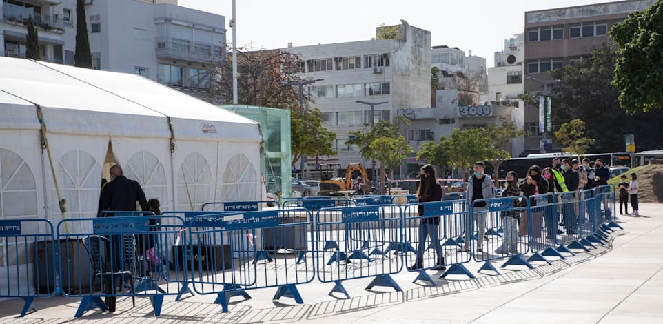 תור לבדיקות קורונה בתל אביב / צילום: כדיה לוי