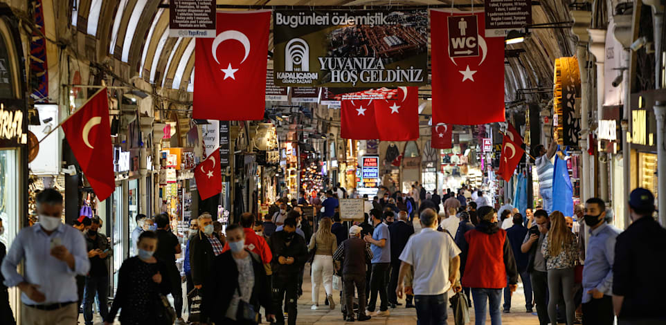 הבזאר הגדול באיסטנבול. ''מטבעות הקריפטו מעניקים לטורקים תקווה'' / צילום: Associated Press, Emrah Gurel