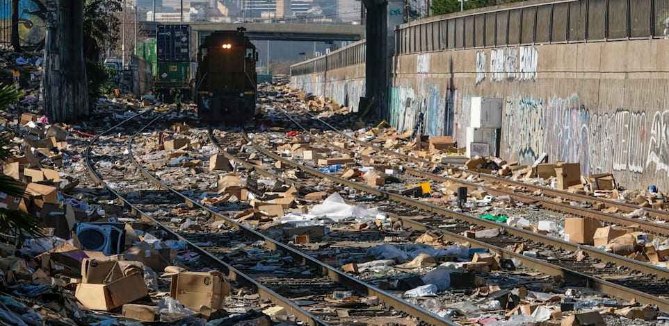 שאריות של חבילות שהשאירו אחריהם גנבים ששדדו רכבות משא בלוס אנג'לס / צילום: Associated Press, Ringo H.W. Chiu