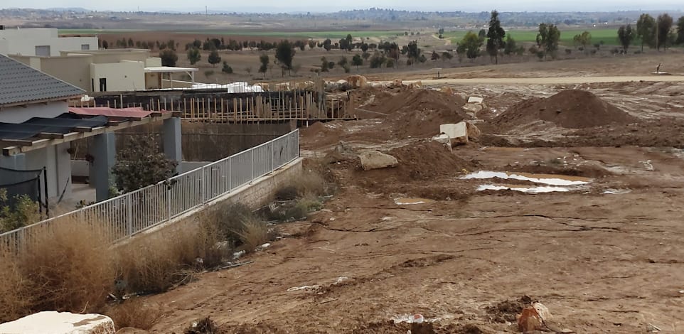 מתחם מגרשים למכירה בשכונת כרמית במיתר / צילום: איל יצהר