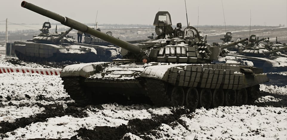 טנקים רוסייים באימון צבאי בבסיס קדאמובסקי שבאזור רוסטוב, ליד הגבול האוקראיני, החודש / צילום: Associated Press