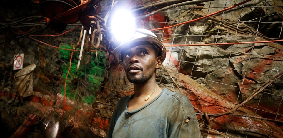 עובד מכרה בווסטונריה, דרום אפריקה / צילום: Reuters, Mike Hutchings