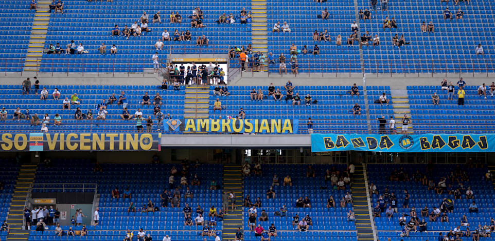 קהל במשחק כדורגל במילאנו שומרים על ריחוק חברתי באוגוסט האחרון / צילום: Associated Press, Antonio Calanni