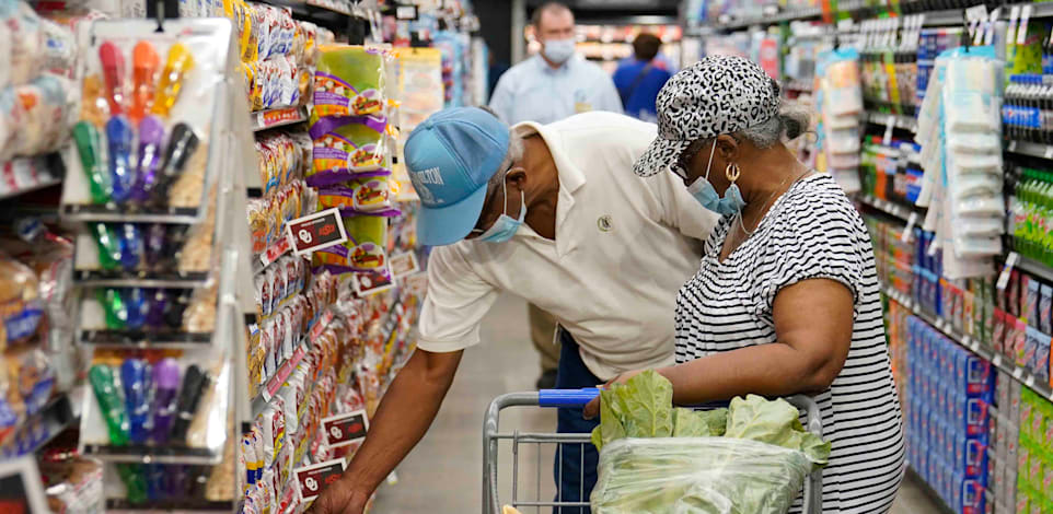 צרכן בודק מחירים בסופר באוקלהומה / צילום: Associated Press, Sue Ogrocki
