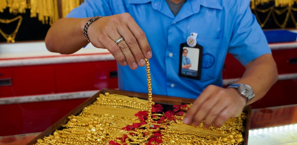 מכירת זהב בחנות תכשיטים. המחירים מזנקים בצל רוחות המלחמה בגבול רוסיה-אוקראינה / צילום: Reuters, Anusak Laowilas