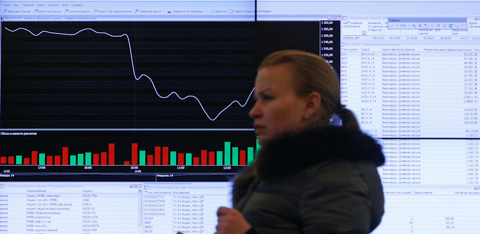 הבורסה במוסקבה. הניתוק מהסוויפט ייקשה על הכלכלה הרוסית, אך ישפיע לרעה גם על מדינות המערב / צילום: Reuters, Maxim Shemetov