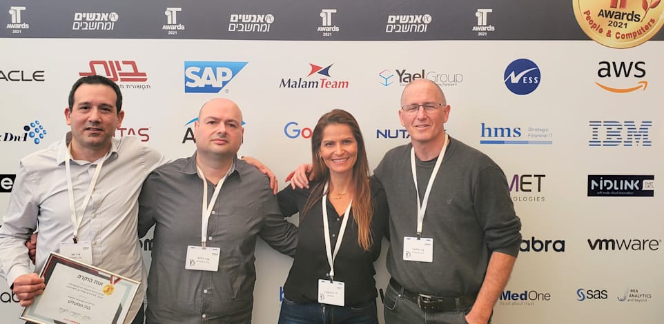 פרס IT AWARDS מטעם מצטייני המחשוב של ''אנשים ומחשבים''. מימין לשמאל: גבי שלוסר, בנק הפועלים; ליז בורנשטיין, Be2see; ערן יהלום, בנק הפועלים; ארז שני, בנק הפועלים / צילום: באדיבות Be2see