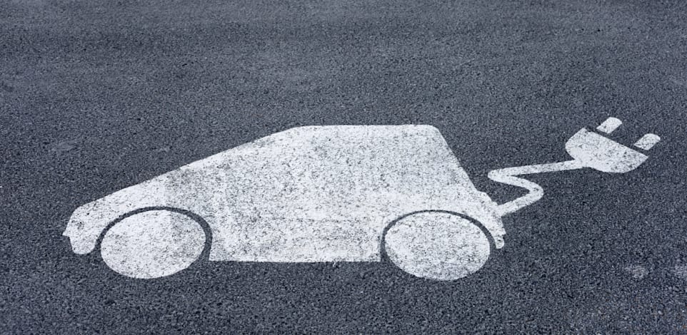 מינהל הרכב הממשלתי מחויב לרכוש רכבי נוסעים חשמליים בלבד כבר משנת 2025 ואילך / צילום: Shutterstock