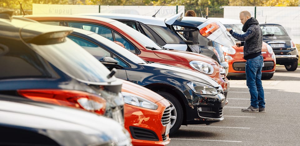 מגרש מכוניות משומשות. ''שם המשחק הוא לנסות לשמר את המכוניות כמה שיותר זמן במלאי'' / צילום: Shutterstock