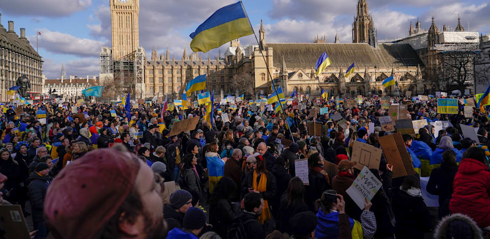 הפגנה בלונדון נגד הפלישה הרוסית לאוקראינה / צילום: Associated Press, Alberto Pezzali
