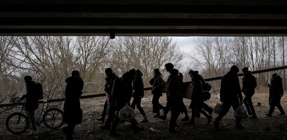פליטים אוקראינים בדרכים ליד העיר אירפין, השבוע / צילום: Associated Press, Vadim Ghirda