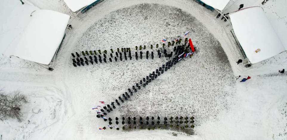 חיילי צבא רוסיה יוצרים את האות Z / צילום: Reuters, Danil Aikin/TASS