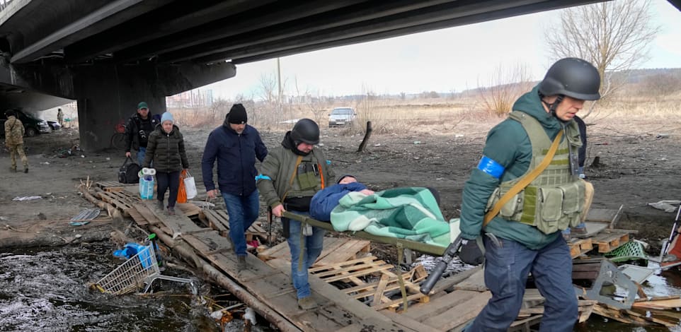 פינוי אזרחים אוקראינים מאירפין / צילום: Associated Press, Efrem Lukatsky