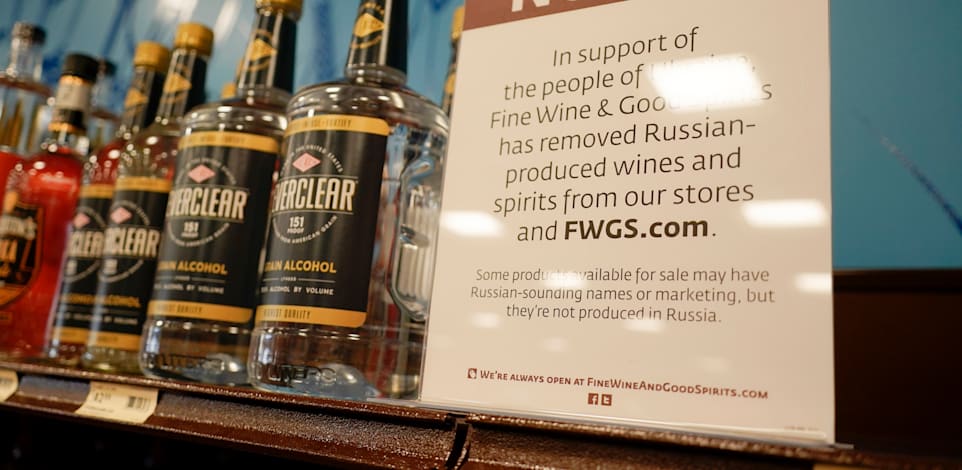 החרמת אלכוהול רוסי בסופרים בארה''ב. בארה''ב מגבירים את הלחץ על ישראל להצטרף לעיצומים הכלכליים / צילום: Associated Press, Keith Srakocic