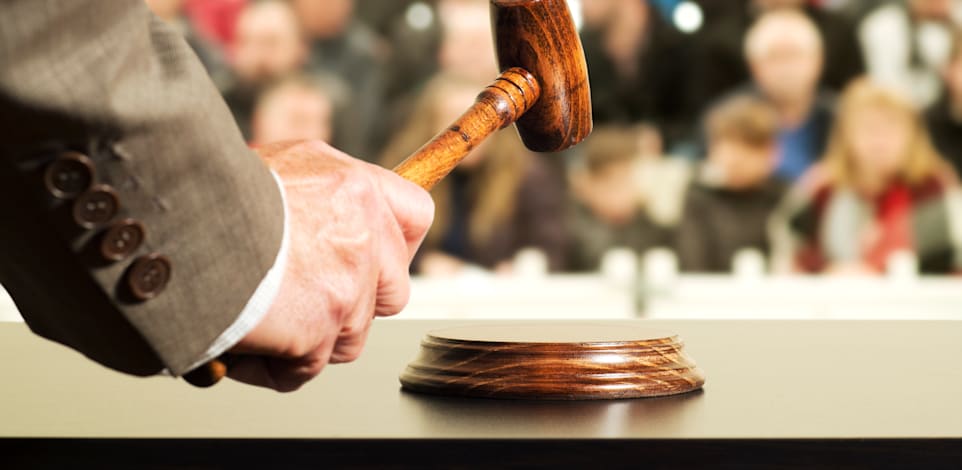 מכירה פומבית. בתי המכירות הפומביות גם הודיעו כי ''יטייבו את המעקב'' אחרי מי שנמצאים ברשימת הסנקציות / צילום: Shutterstock, Gena Melendrez