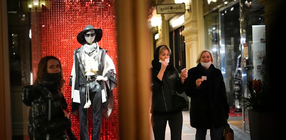 קניון במוסקבה. למרות ההצהרות תאגידים בינלאומיים רבים ממשיכים לפעול ברוסיה ומספקים גם מוצרים שאינם בסיסיים / צילום: Associated Press, Alexander Zemlianichenko