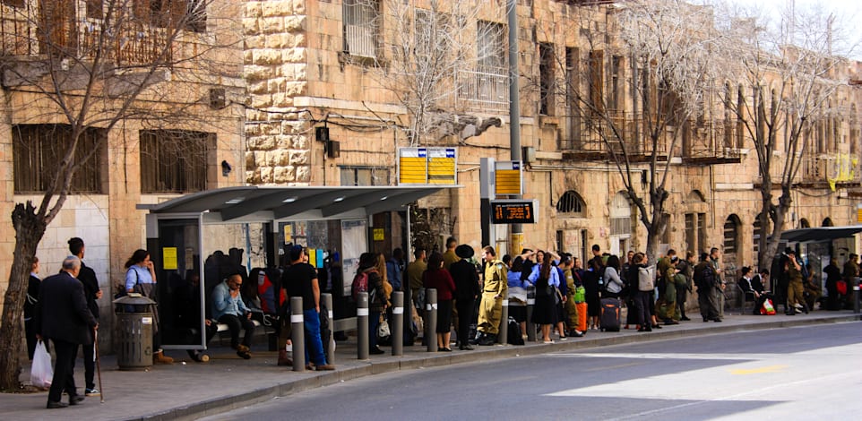 מחכים לאוטובוס בירושלים / צילום: Shutterstock