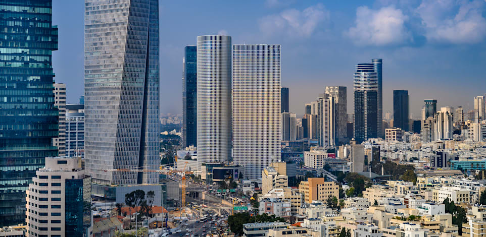 משרדים על ציר בגין בתל אביב / צילום: שאטרסטוק